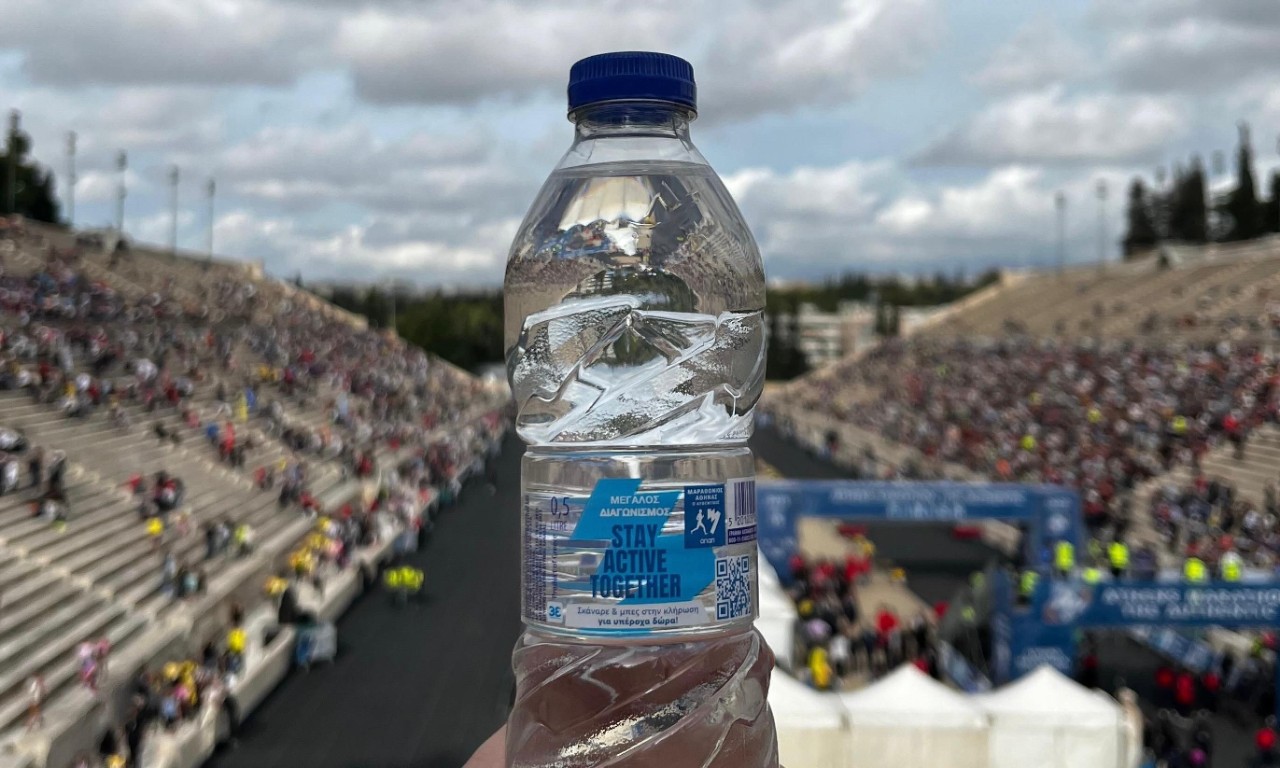 Eιδική συλλεκτική ετικέτα του Φυσικού Μεταλλικού Νερού ΑΥΡΑ εμπνευσμένη από τον Αυθεντικό Μαραθώνιο της Αθήνας 