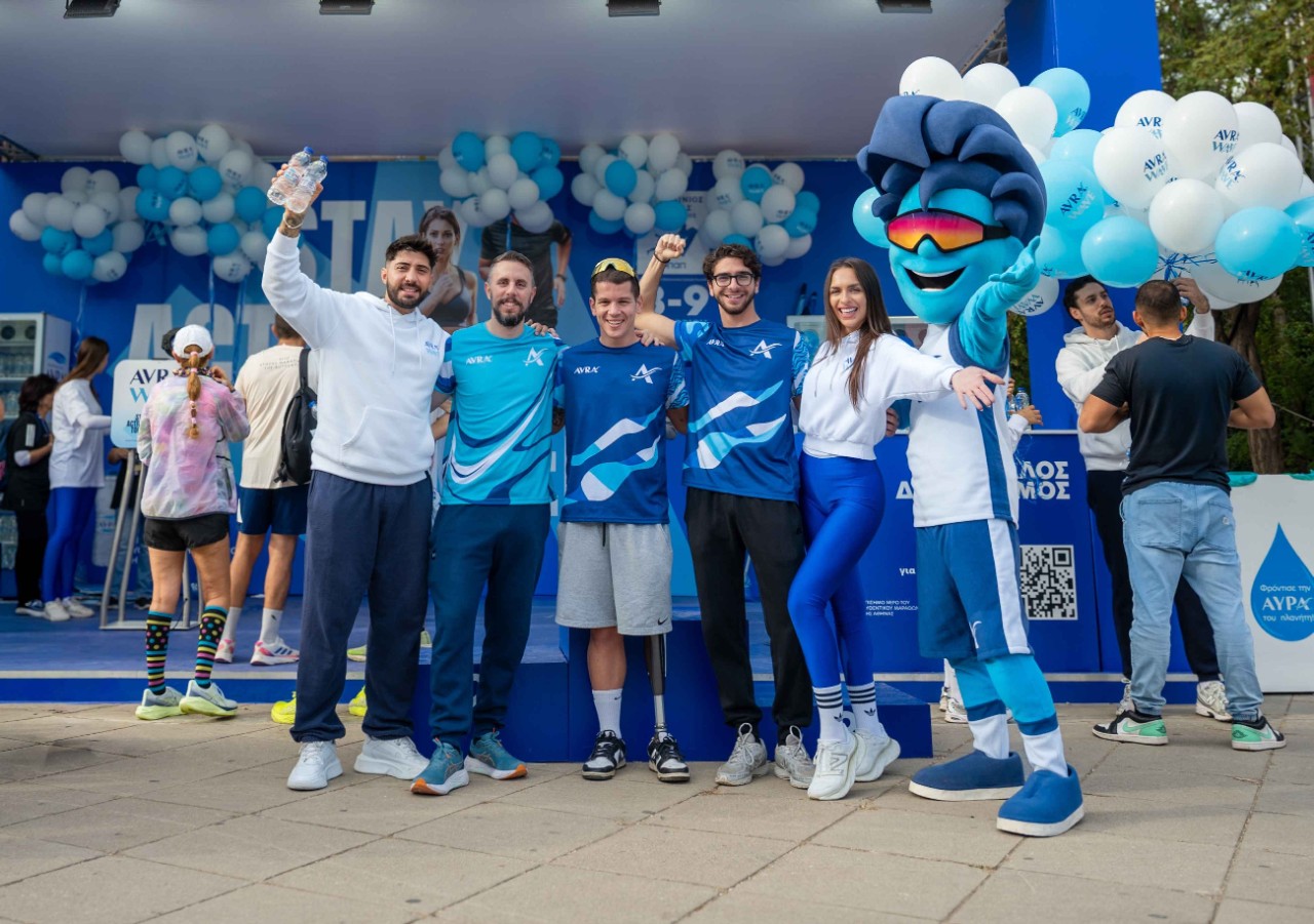 O AVRA Ambassador Νίκος Παπαγγελής (κέντρο) στο περίπτερο του Φυσικού Μεταλλικού Νερού ΑΥΡΑ στο Χωριό των Χορηγών του 42ου Αυθεντικού Μαραθωνίου της Αθήνας 